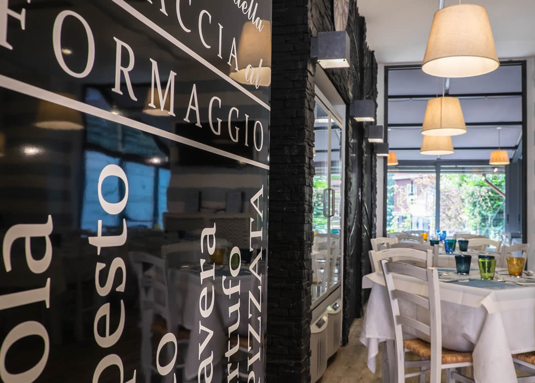 Fotografo per ristorante - Interno di una pizzeria ristorante di Milano.